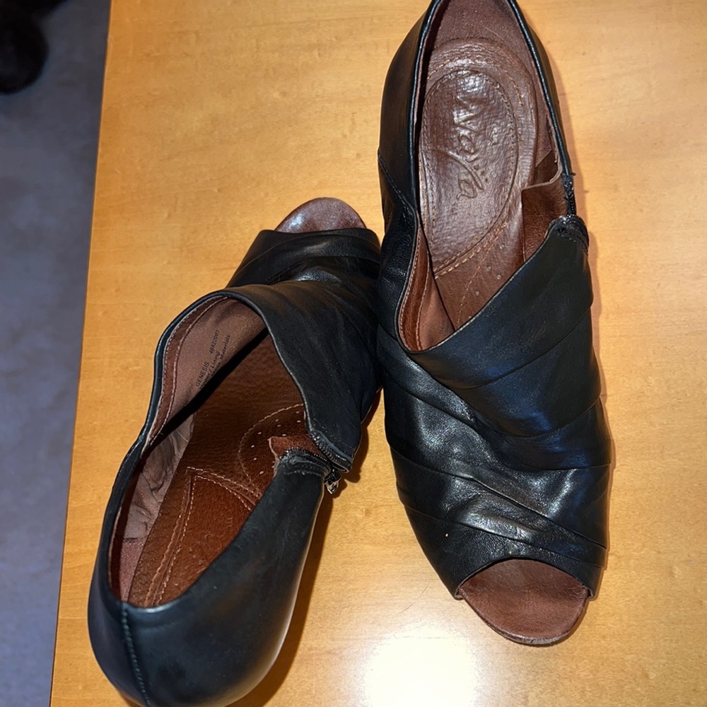 Size 8W black leather Naya shoes